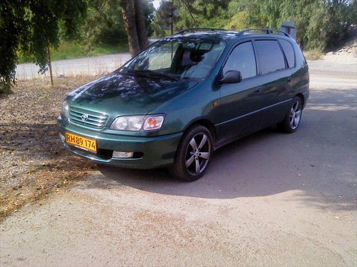 Toyota sportsvan 2,2td - Der er skiftet støddæmper hele vejen rundt, nye for og bag kofanger, og plast stykker på dørene,  billede 1