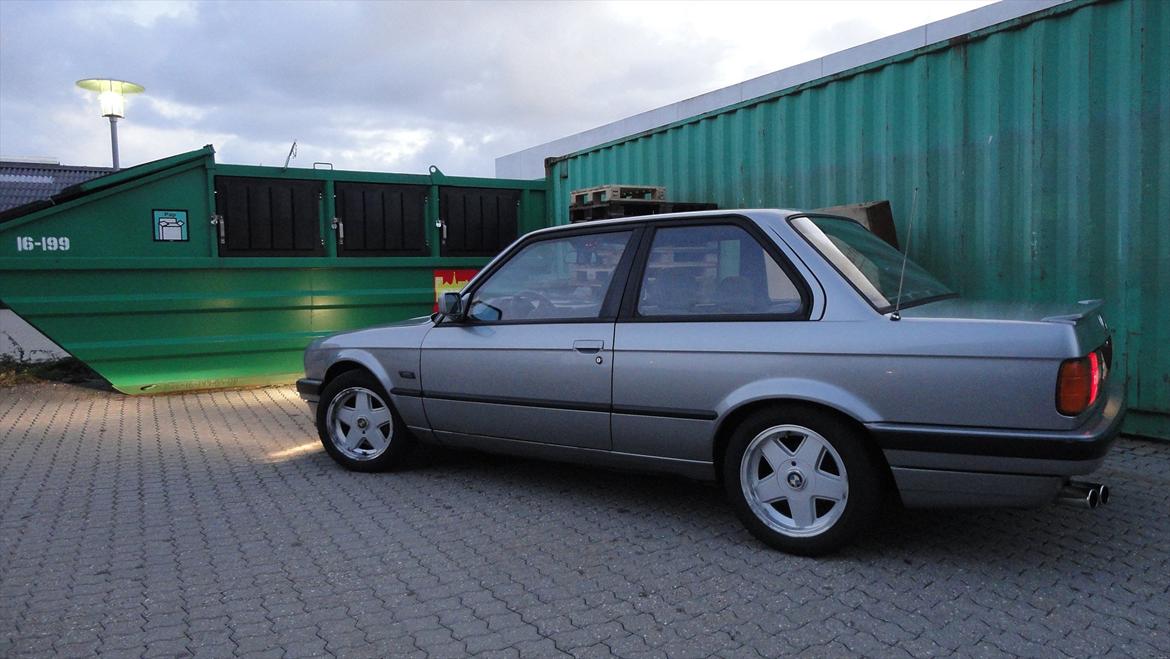 BMW E30 320i billede 2