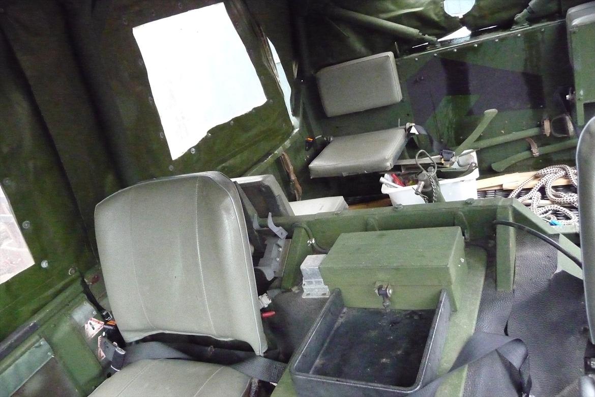 Volvo C303 Valp - lidt lyddæmpming, skråseler, gulvtæppe og maling så er den hjemme billede 11