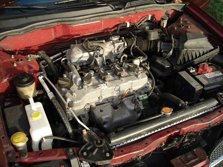 Nissan Almera N16 - Sikke et stort motorrum til så lille en motor.. :/ billede 9