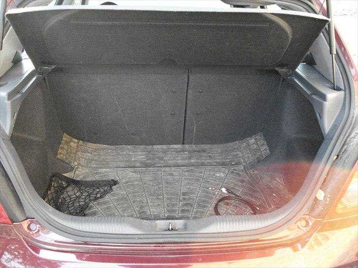 Nissan Almera N16 - Rimeligt stort bagagerum billede 10