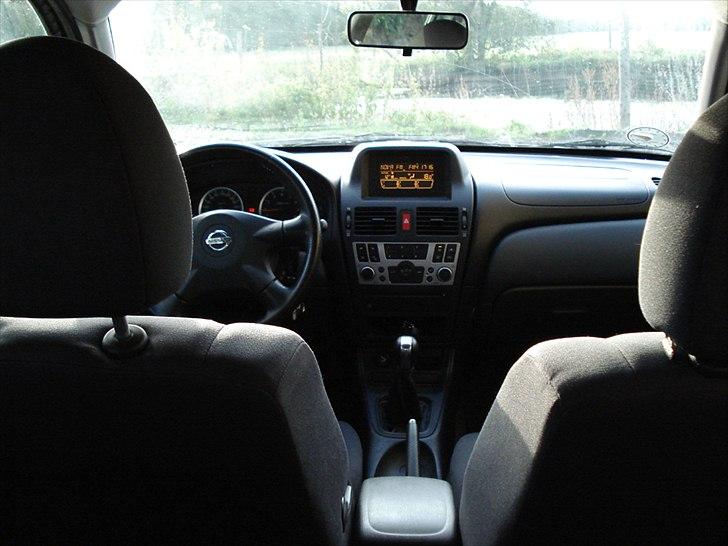 Nissan Almera N16 - Gid Nissan havde smidt en farveskærm med GPS i i stedet for den grimme en farvede skærm.. billede 14