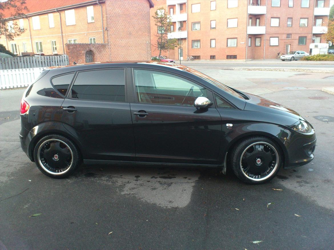 Seat altea, stylance - de blanke spejlklapper og kromkanterne ser fede ud sammen,måske der skal krom på håndtagene billede 2