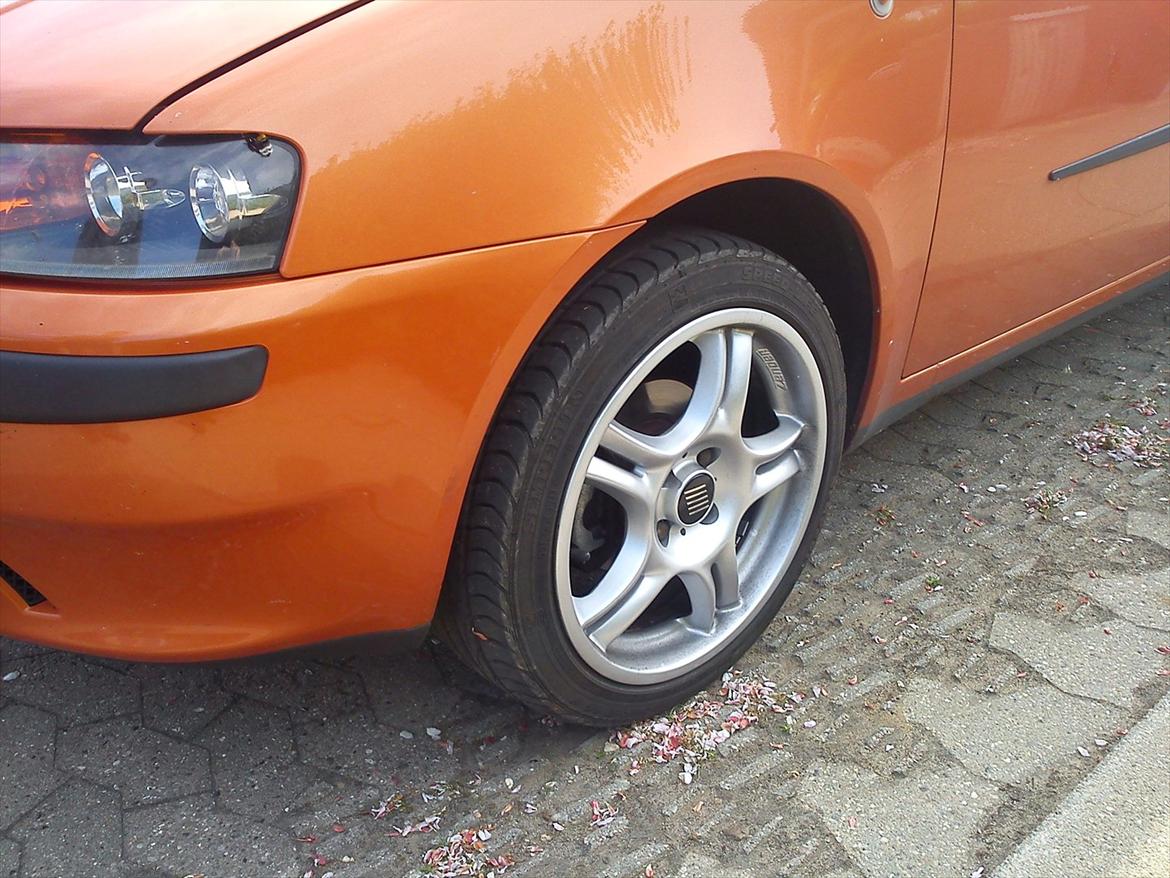 Fiat Punto - Nu med alufælge! + brumbasse ved lygten :p billede 9