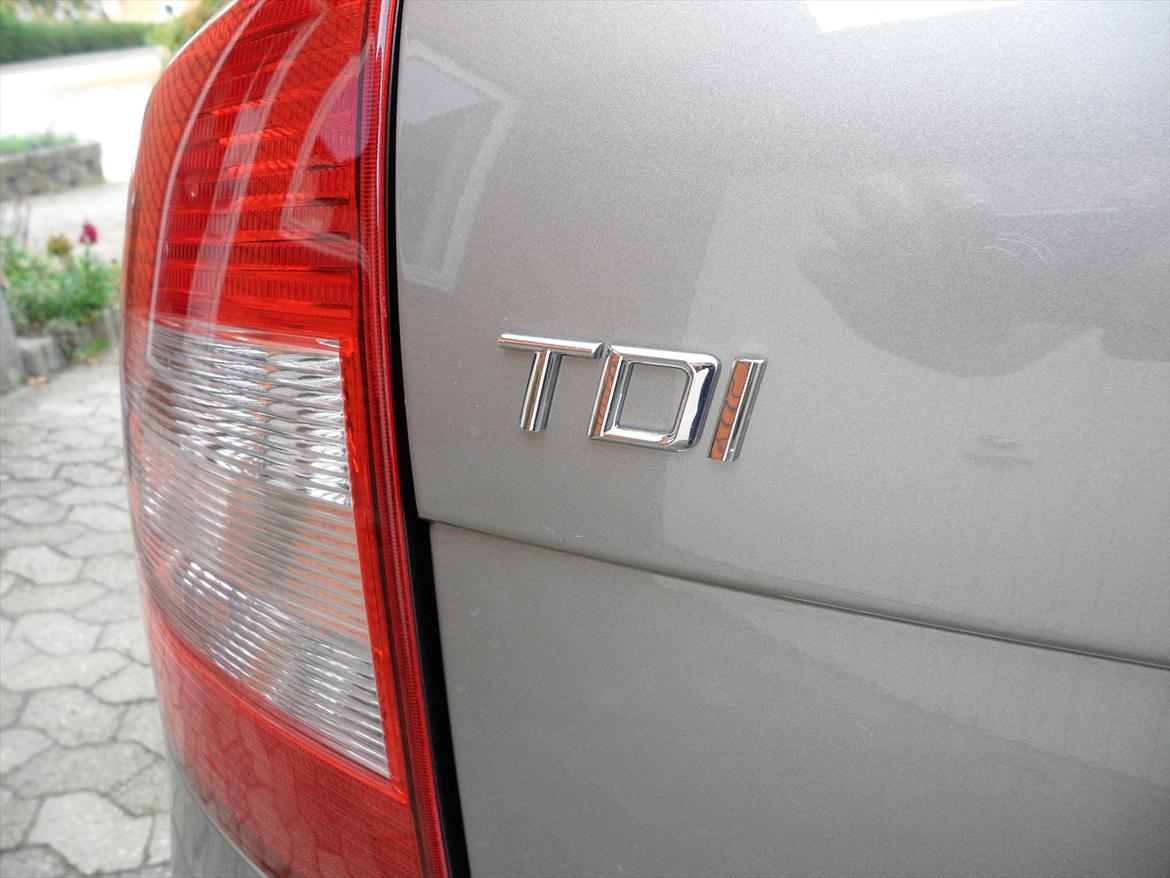 Skoda Octavia 1,6 TDI CR DPF Combi Elegance - TDI 1,6 CR motor....kører ganske udmærket, lidt morfar-agtigt men er økonomisk....hvis man vil... kører ca. 20 km/l.....ved blandet kørsel. billede 4