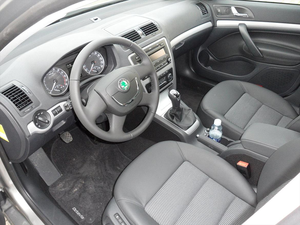 Skoda Octavia 1,6 TDI CR DPF Combi Elegance - Sådan ser cockpittet ud.... dellæder på alle sæderne, læder rat og gear knoppen.... billede 5