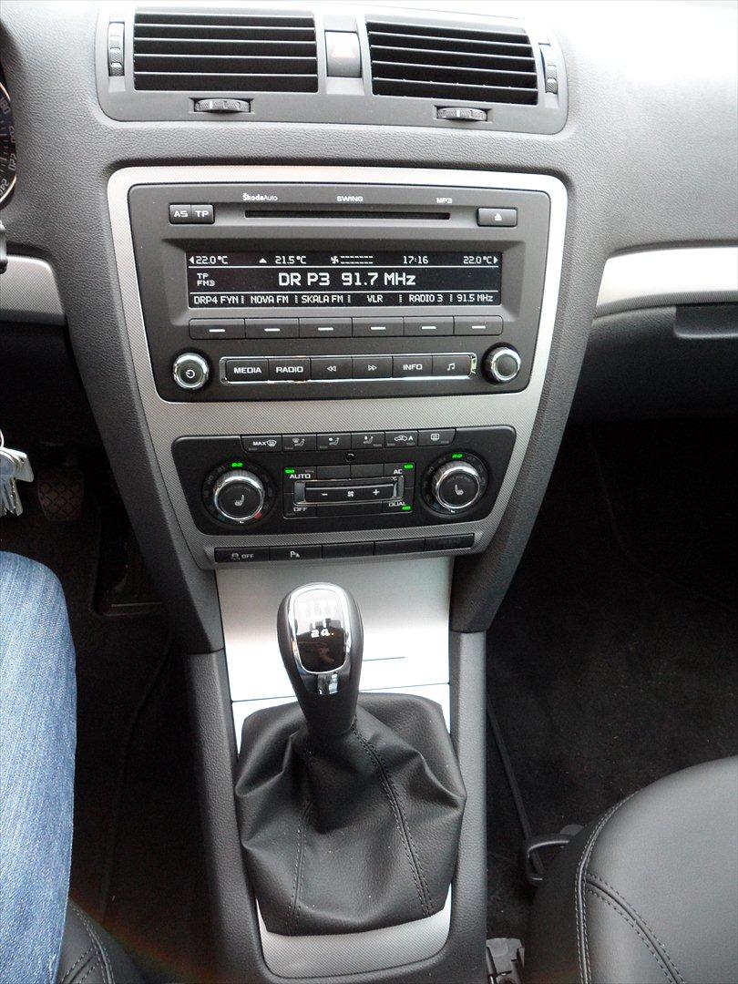 Skoda Octavia 1,6 TDI CR DPF Combi Elegance -  Radio m/ cd og mp3 - model Swing. 2 zoner fuldautomatisk klimaanlæg. billede 7