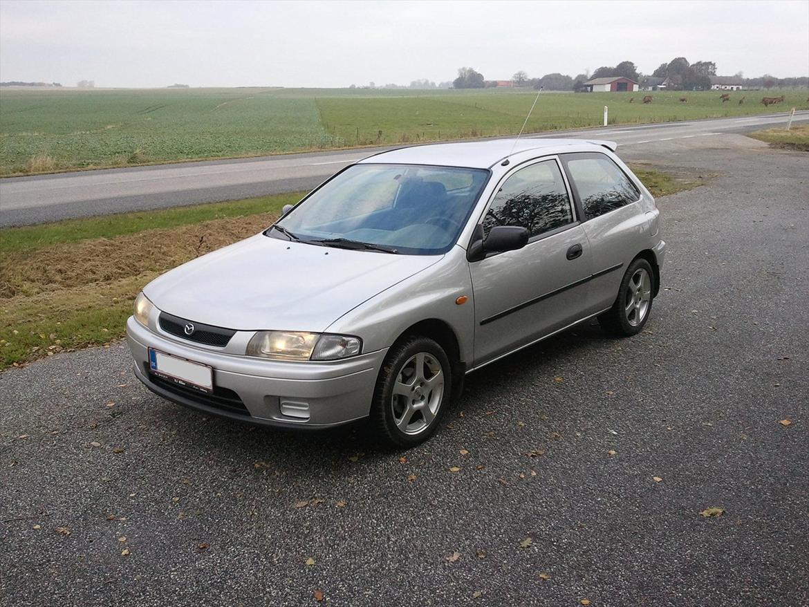 Mazda 323 MkVIII 1,5 Sport billede 1