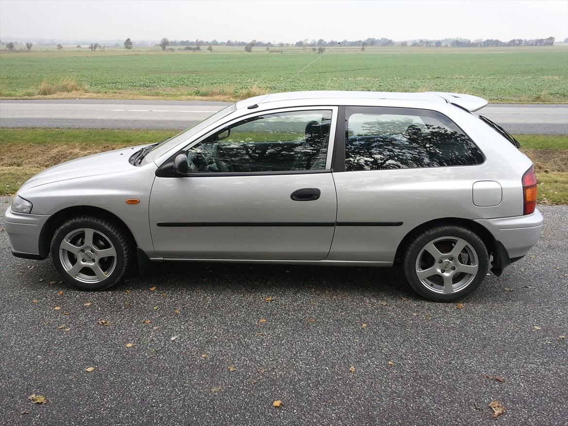 Mazda 323 MkVIII 1,5 Sport billede 2
