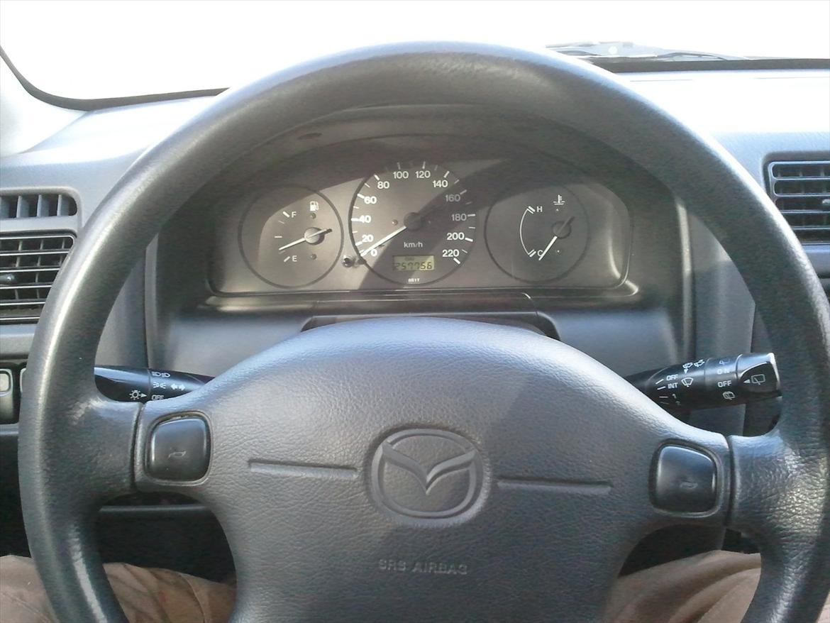 Mazda 323 MkVIII 1,5 Sport billede 11