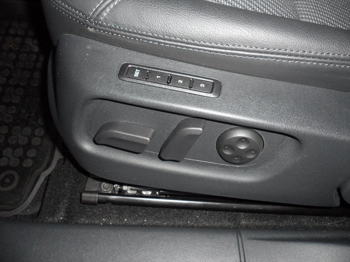 Skoda Octavia 1,6 TDI CR DPF Combi Elegance - El sæder med hukommelse, dejligt når konen osse kører, trykkes der på knap 2 og sædet kører frem til hendes indstilling, samt spejlene osse. Smart. billede 8