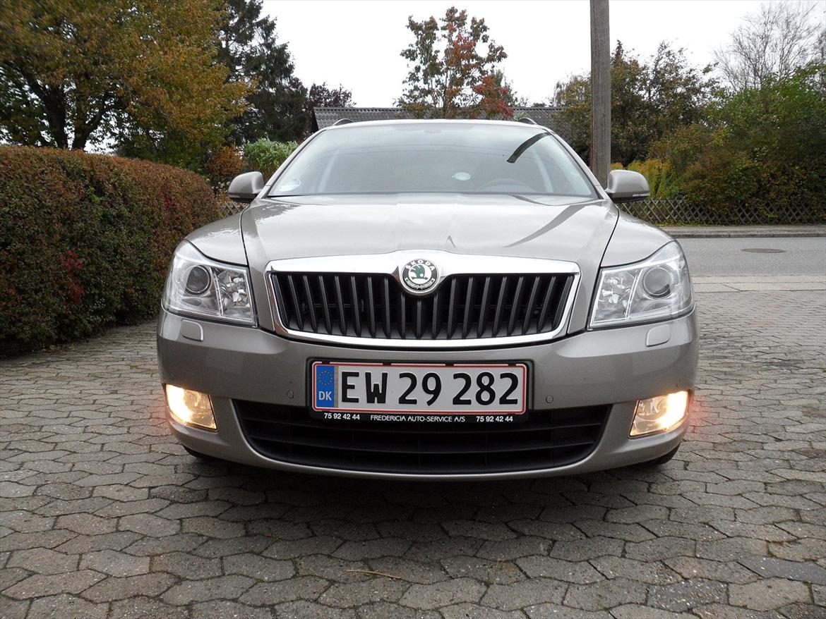 Skoda Octavia 1,6 TDI CR DPF Combi Elegance - Daglig kørelys....ville gerne have haft led lys, men findes kun på sports modellen, og der skal andet kofanger på......så må jeg nøjes med disse... billede 9