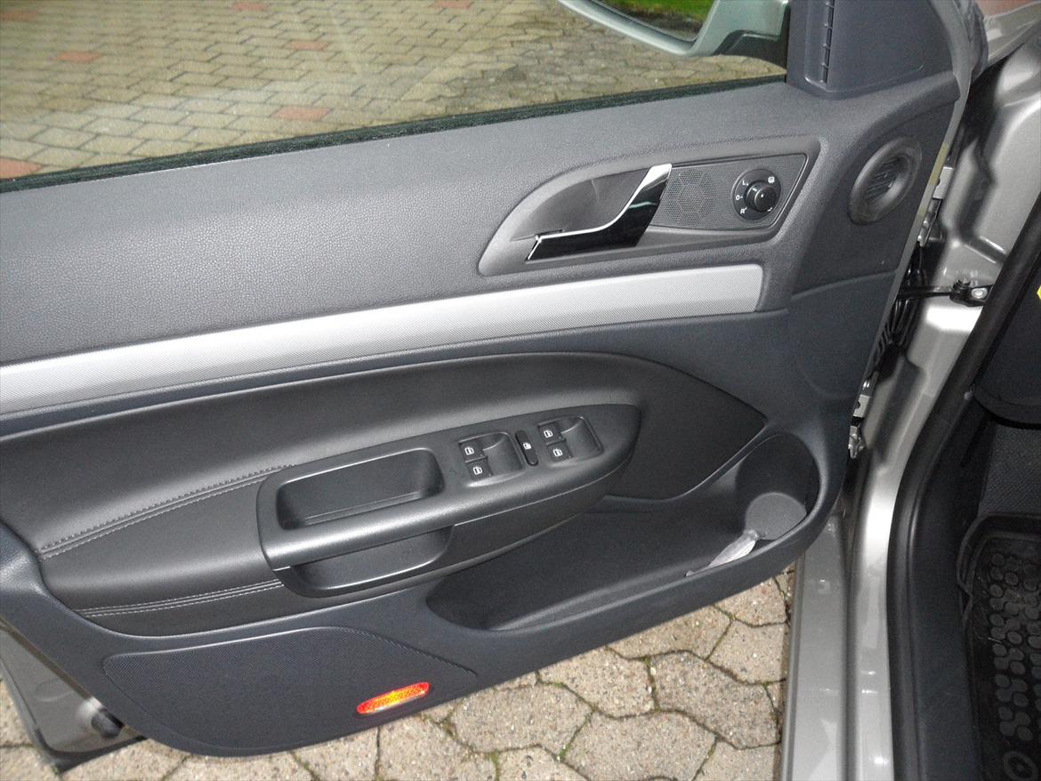 Skoda Octavia 1,6 TDI CR DPF Combi Elegance - Alle ruder med el og el spejle samt kan spejlene vippes ind via knappen ved døren eller via nøglen. billede 11