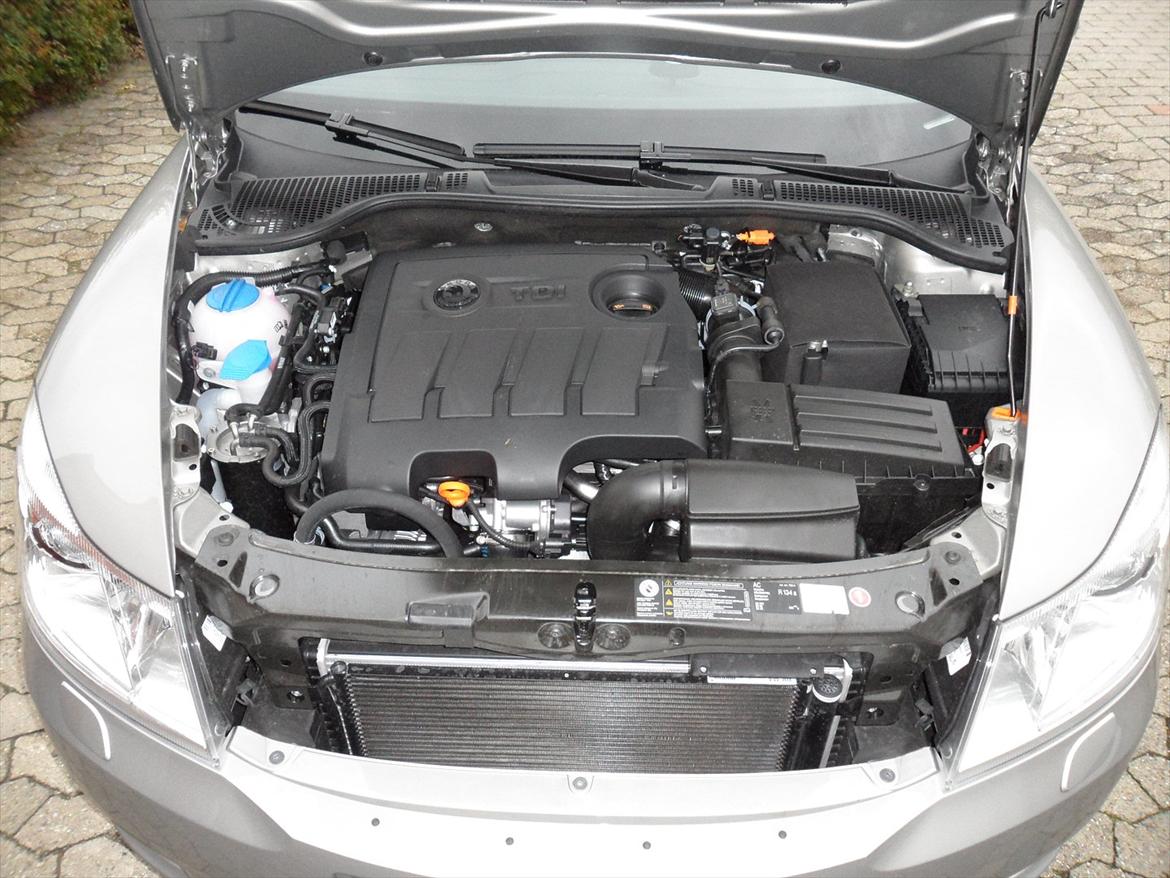Skoda Octavia 1,6 TDI CR DPF Combi Elegance - Maskinrummet....nemt at komme til olie tjek samt påfyldning af sprinkler vædske. billede 12