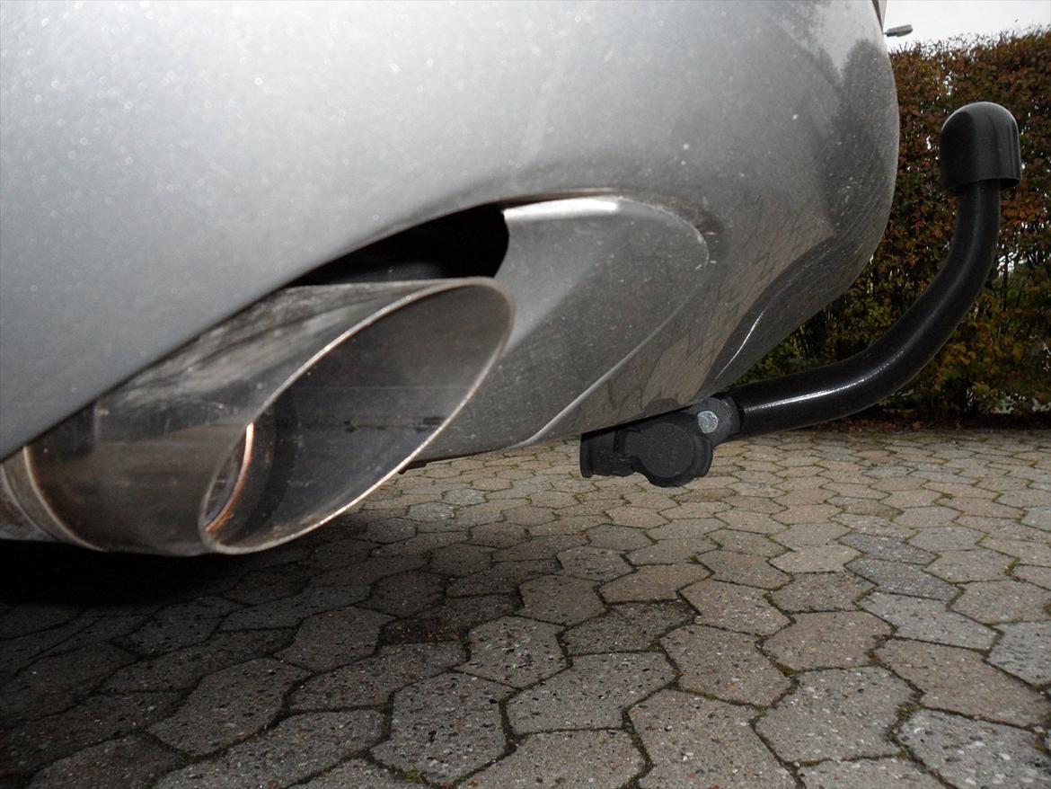 Skoda Octavia 1,6 TDI CR DPF Combi Elegance - Pænt diskret udstødning...har ikke behov for div. "racer - dobbelt haler"
Har denne gang valgt fast anhænger træk, da jeg blev træt af at rode med det aftagelig anhænger træk fra tidligere bil.... billede 15