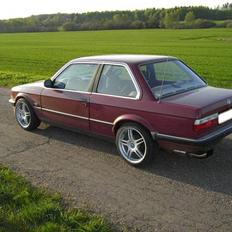 BMW E30 320i