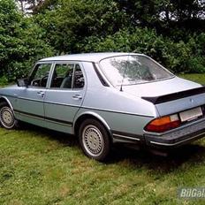 Saab 900 i