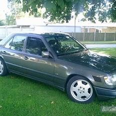 Mercedes Benz 230E (SOLGT)