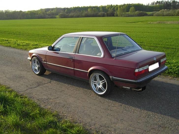 BMW E30 320i billede 1