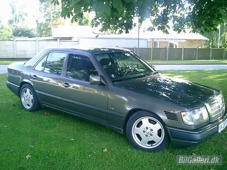 Mercedes Benz 230E (SOLGT) billede 1