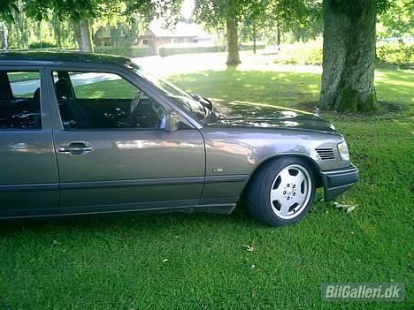 Mercedes Benz 230E (SOLGT) billede 4