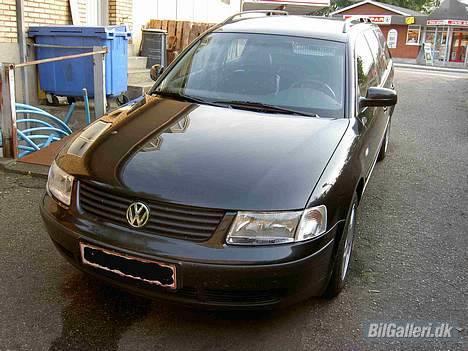 VW Passat TDI Highline - He he, jeg har aldrig haft klima anlæg, så jeg troede sgu køleren var utæt første gang jeg så den "spildte" vand billede 1