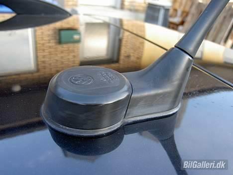 VW Passat TDI Highline - Modtageren til navigationen er bygget sammen med antennen. billede 16