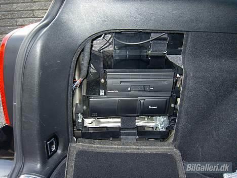 VW Passat TDI Highline - 6 CD changer og navigations enheden sidder i bagskærmen. billede 17