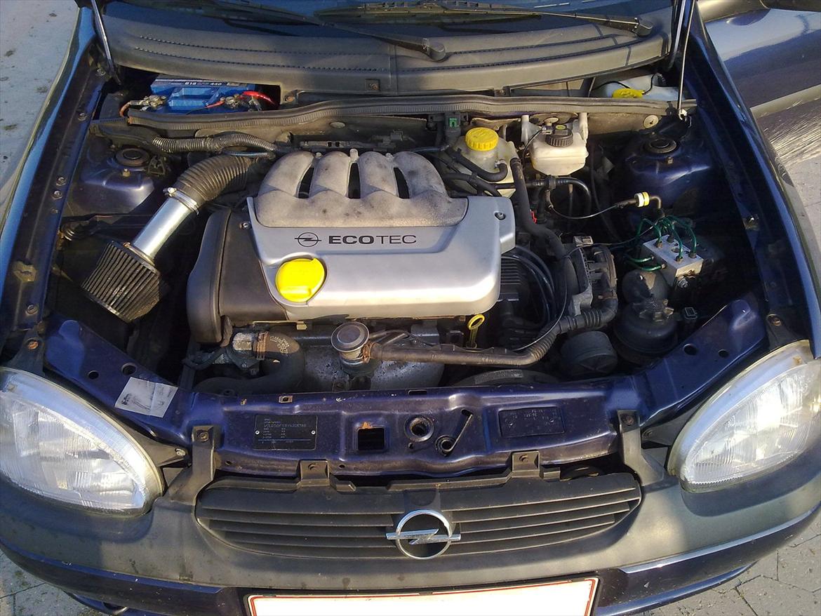 Opel Corsa B 5 Dørs - Motorrummet, som det ser ud lige nu. billede 13