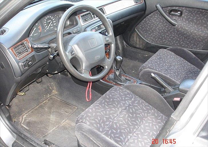 Honda Civic 1.6i LS - ja ren er den ikke indeni, men det er bare en tur med støvsugeren den skal ha, så den sq iorden :D billede 8
