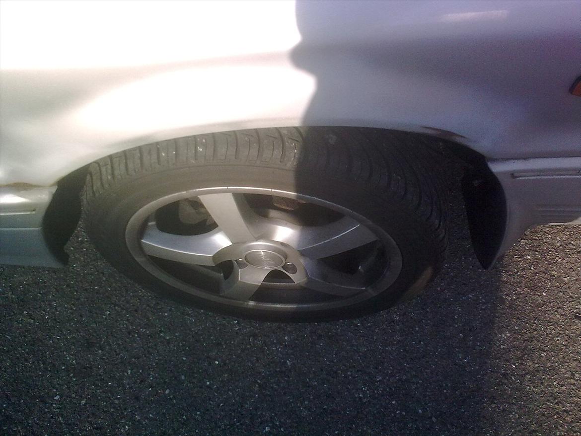 Mitsubishi galant   SOLGT. !!!!  - der er meget lidt i begge forskærm og i den ene dør men ikk så slemt.  billede 5