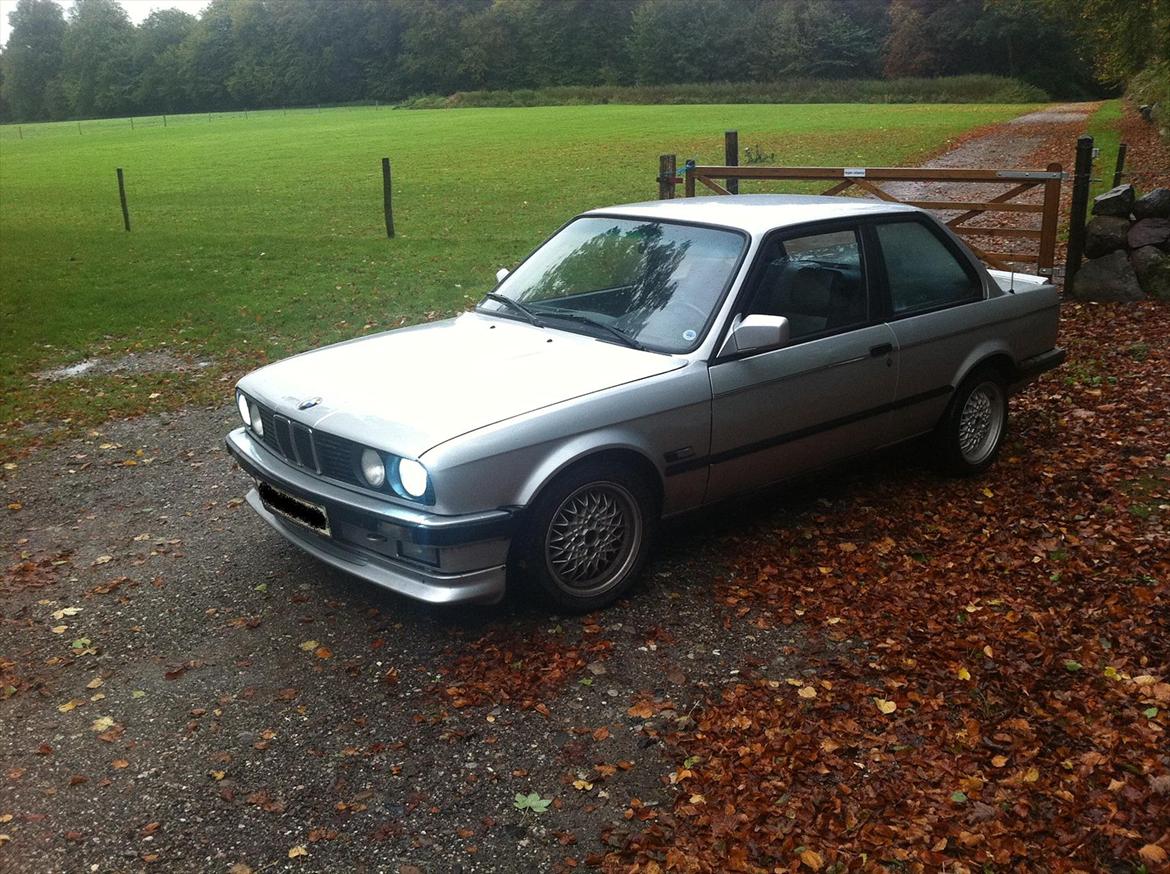 BMW E30 320i SOLGT billede 1