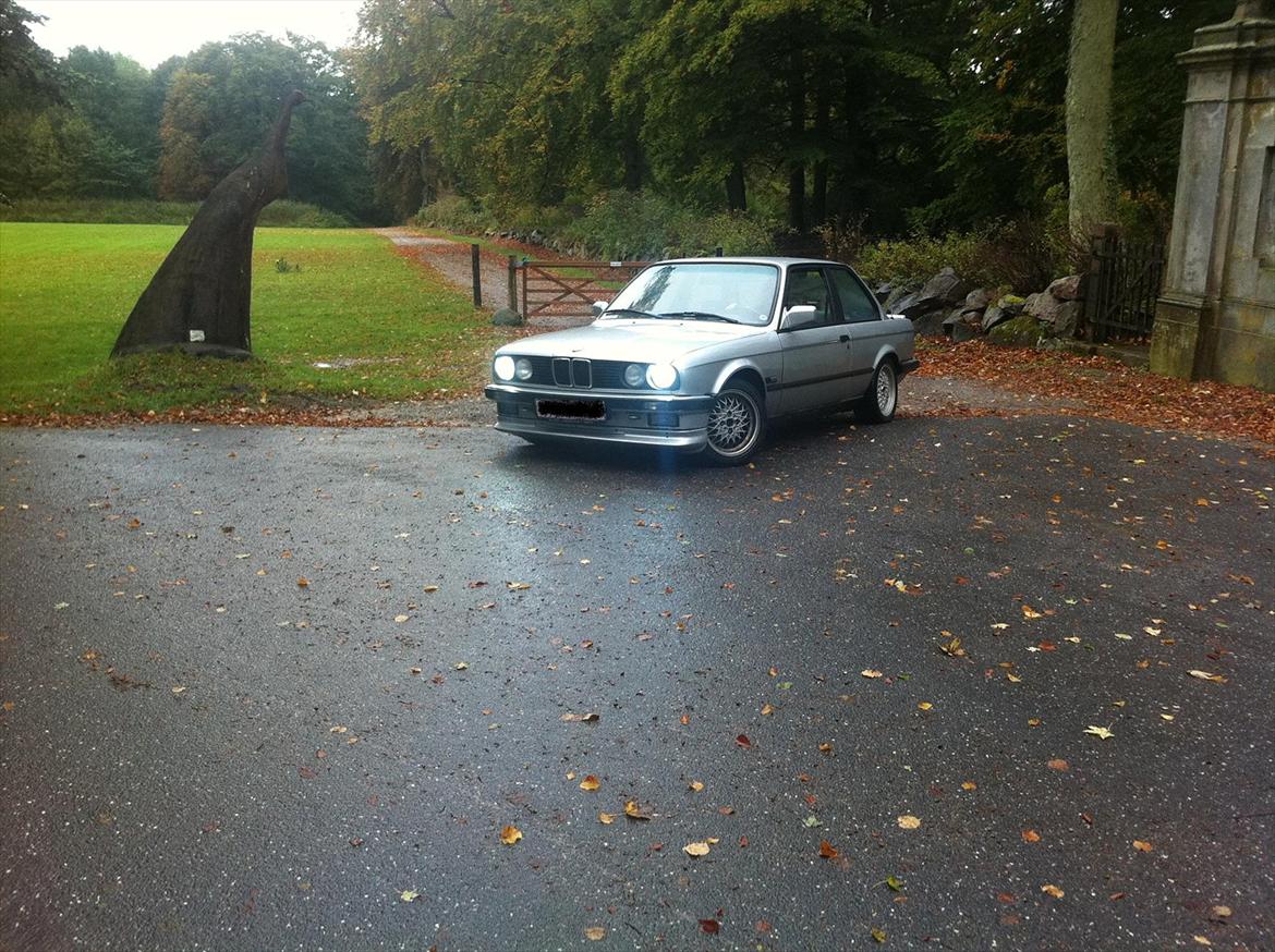 BMW E30 320i SOLGT billede 2