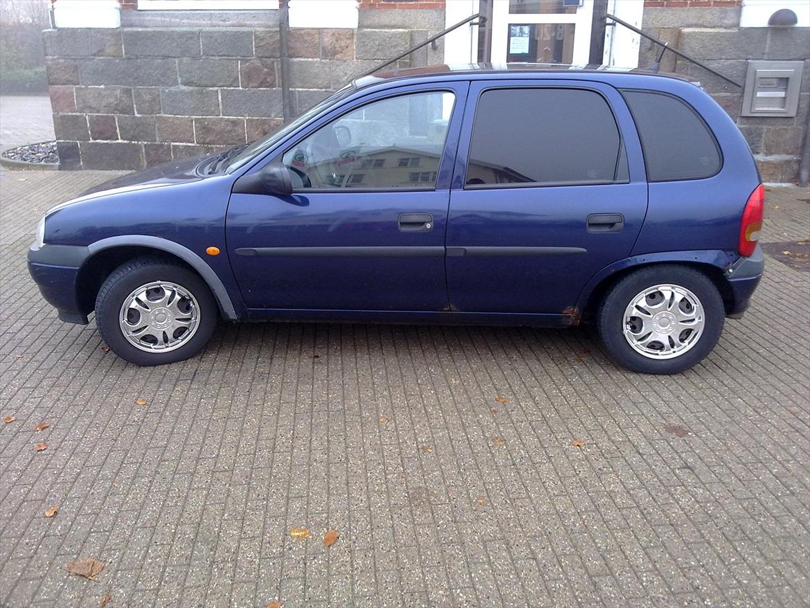 Opel Corsa B 5 Dørs - 13" Chicago krom hjulkapsler. (Gjort for sjov ;) ). billede 14