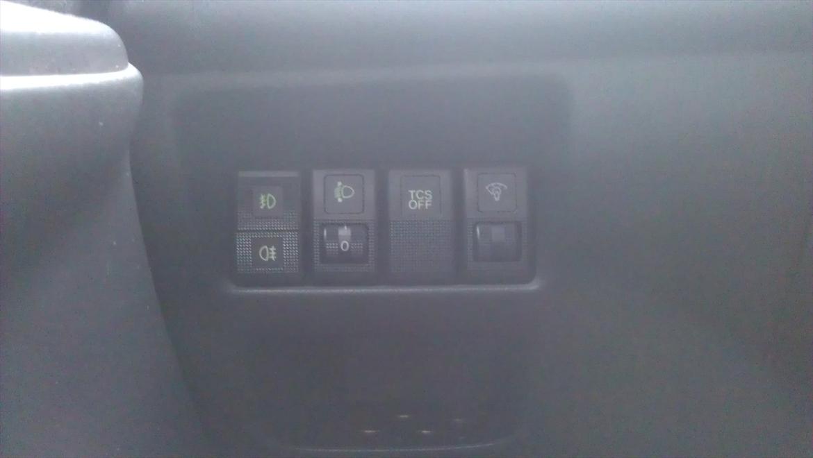 Mazda 323F GLX Mk IX - 1: Tågelygter for og bag
2: Forlygte justering
3: Traction control
4: justering af lys i speedo billede 8