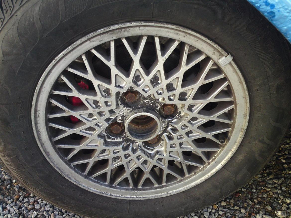 VW Golf 2 - Det er den fælg jeg kalder for en krydsfælg, ved ikk hvad den rigtig hedder, det er de fælge der sidder på bilen nu billede 6