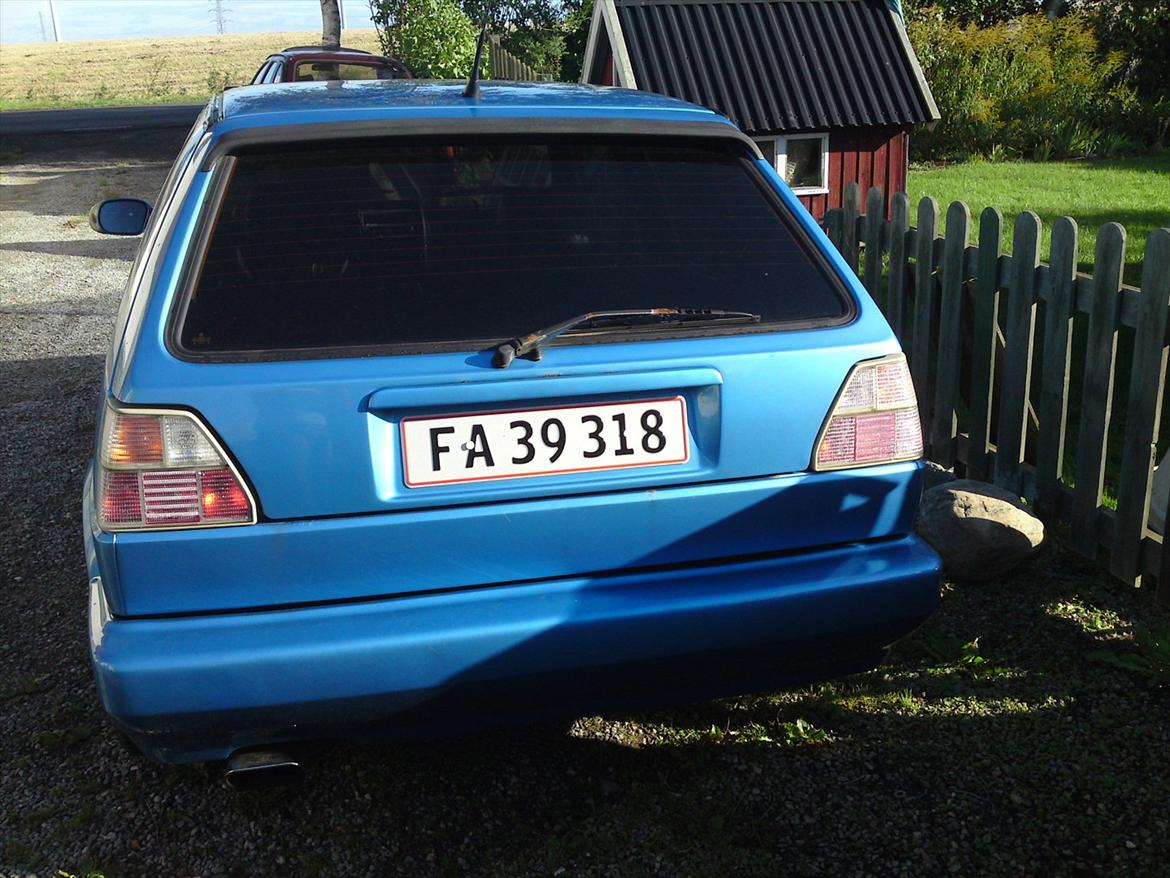 VW Golf 2 - Bagfra, udspartelt bagklap, med elektronisk bagklap lås op og lås. der sidder en knap inde ved rattet man skal trykke på, og så åbner bagklappen sig.
tonet bagrude billede 10