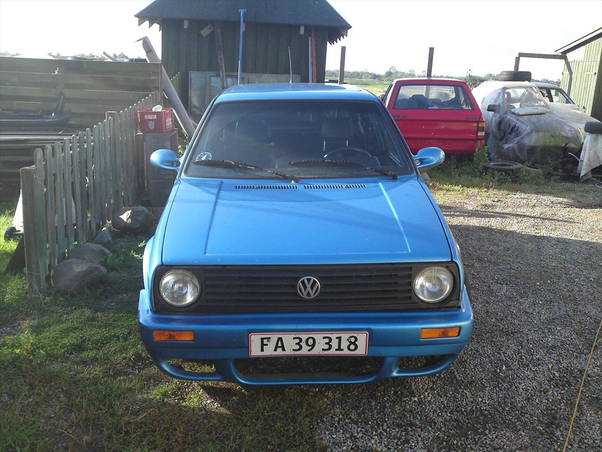 VW Golf 2 - Foran. Vil godt have et andet gitter på foran, og nogle andre forlygter, gerne de der angel eyes, de er fede, og gitter uden VW mærke i billede 12