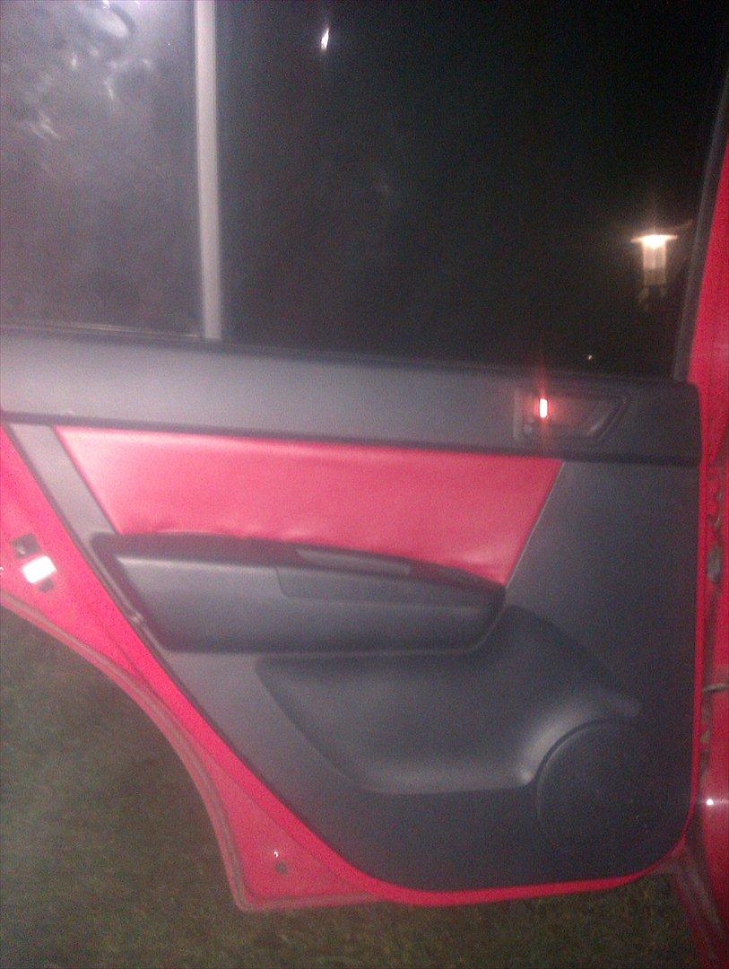 Hyundai Getz 1.5 CRDi - Så lavede man lige dørsider i rød læder der matcher bilen ;) billede 4