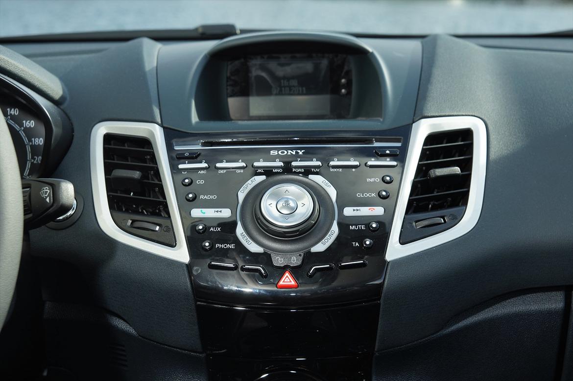 Ford Fiesta Sport Street edition - når man bestiller sony radio, så får man desværre ikke sorte luftdysekranse billede 8