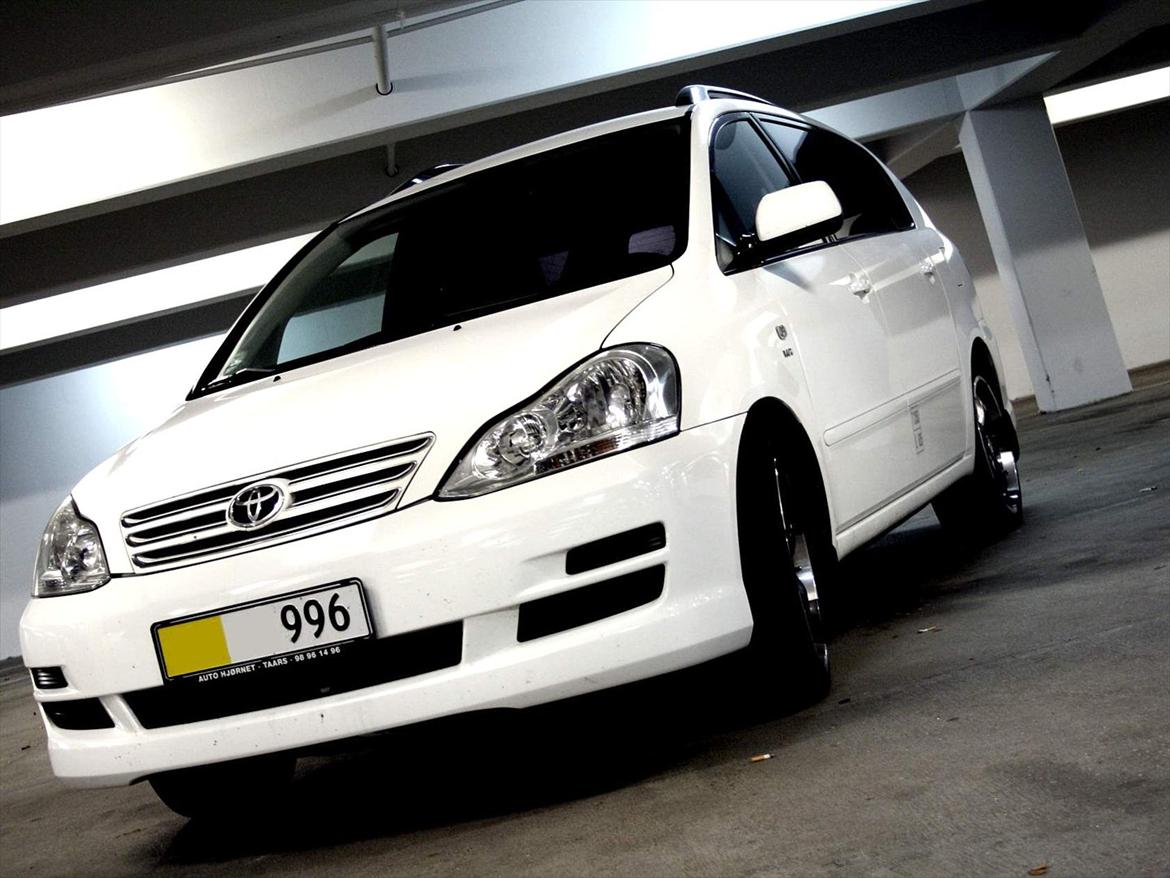 Toyota Avensis SportsVan billede 1