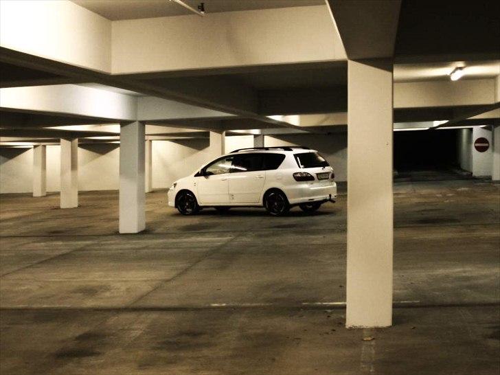 Toyota Avensis SportsVan billede 2