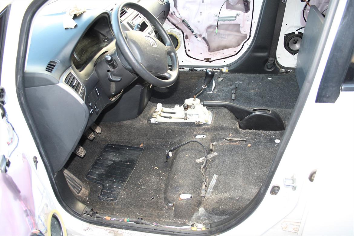 Toyota Avensis SportsVan - Sæder fjernet i forbindelse med rengøring billede 7