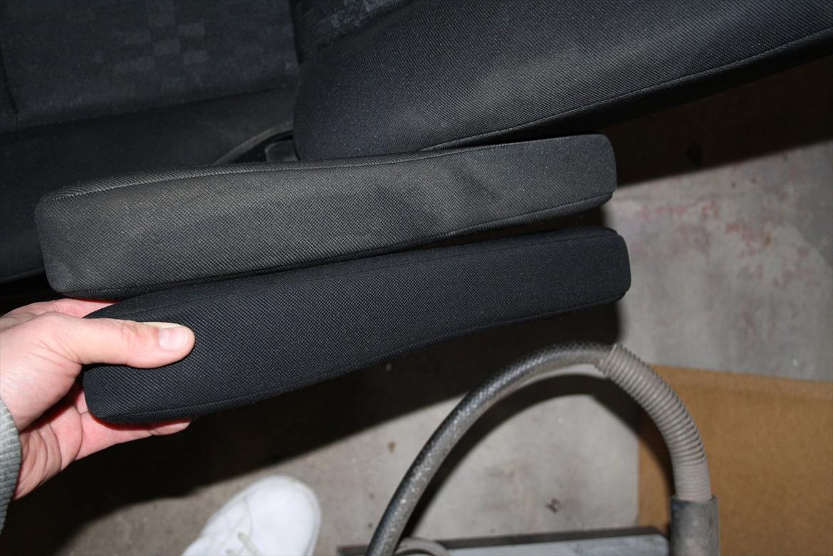 Toyota Avensis SportsVan - Armlæn før og efter brug af AutoGlym Interiør Shampoo billede 8