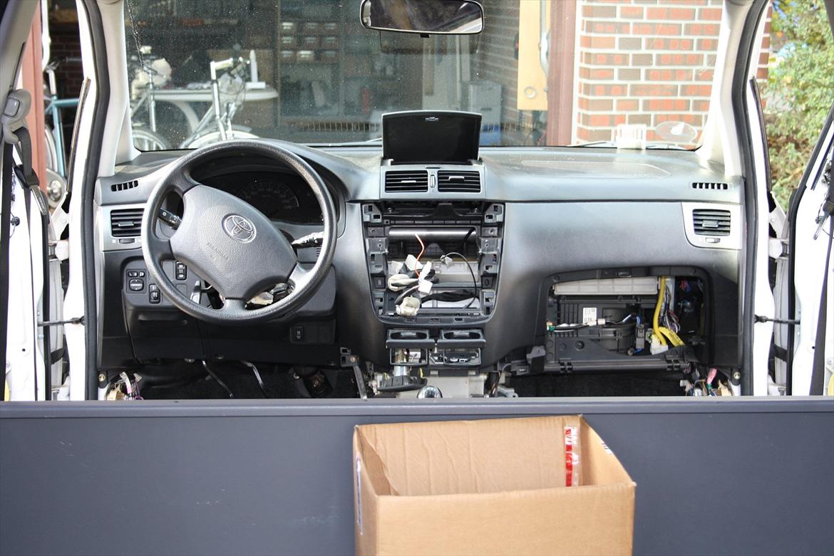 Toyota Avensis SportsVan - Det meste indvendige blev fjernet for at blive rengjort billede 9