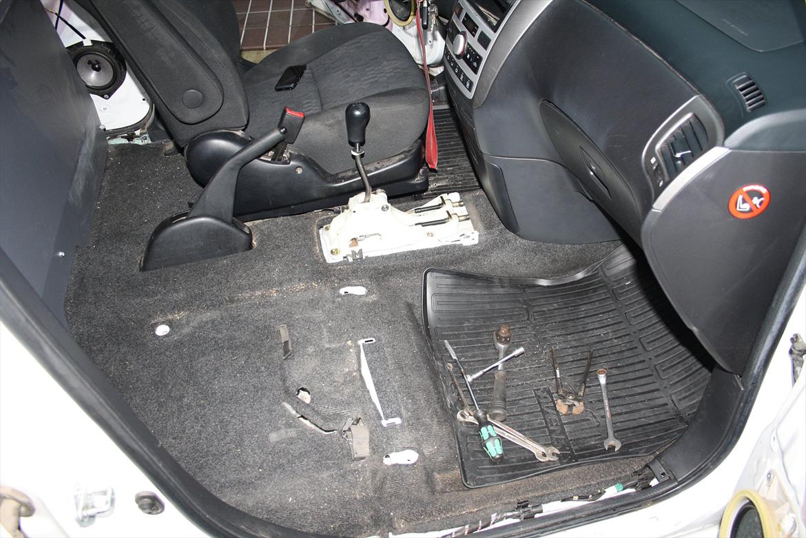 Toyota Avensis SportsVan - Passagersædet taget ud inden rengøring billede 11