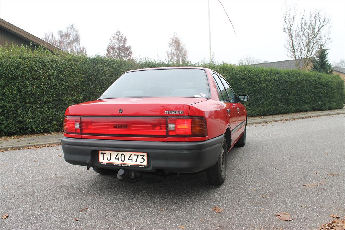 Mazda 323i (totalskadet) billede 3