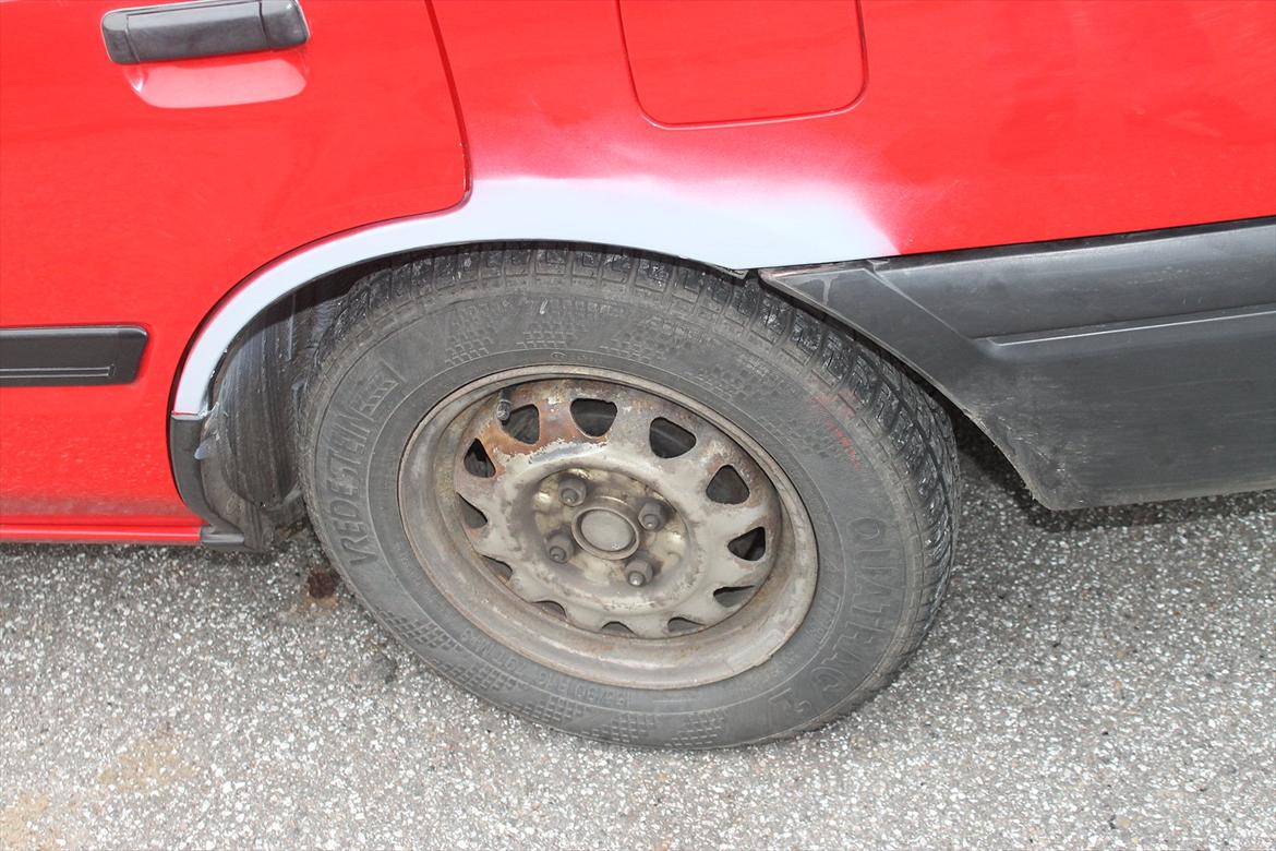 Mazda 323i (totalskadet) billede 4