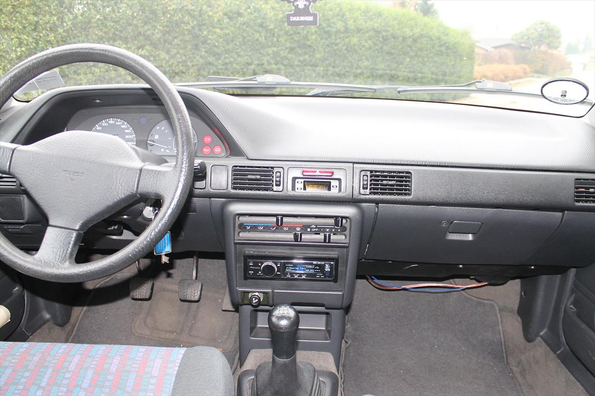 Mazda 323i (totalskadet) billede 6