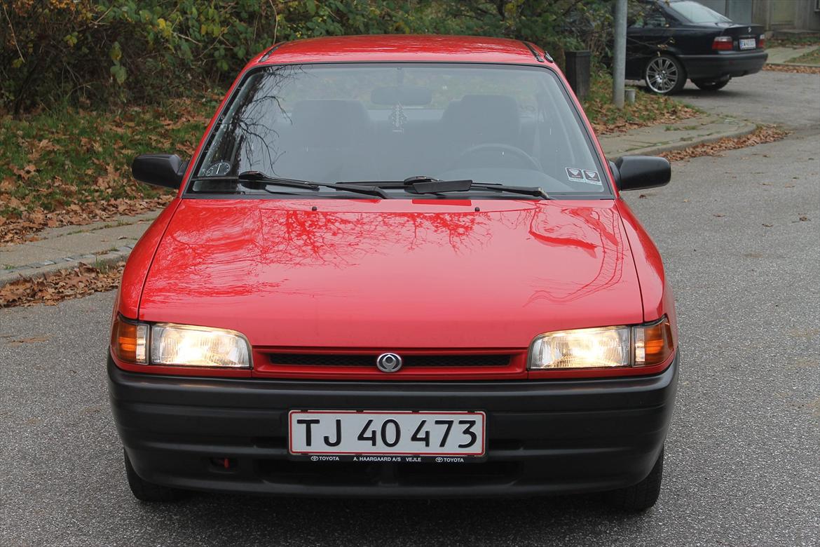 Mazda 323i (totalskadet) billede 7